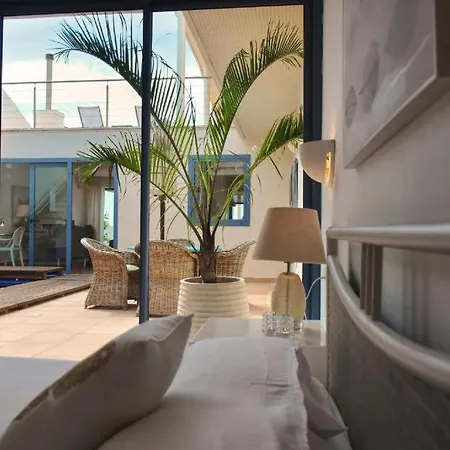 Flora, Mit Eigenem Pool Und Meerblick בית נופש