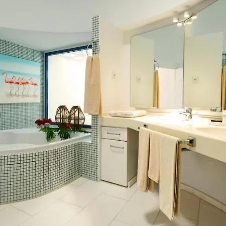 Flora, Mit Eigenem Pool Und Meerblick Hébergement de vacances *