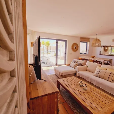 Hébergement de vacances Flora, Mit Eigenem Pool Und Meerblick *